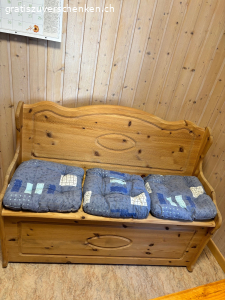 Sitzbank mit Truhe