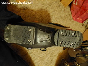 Skischuhe Salomon Männer. Salomon Grösse 27, sollte bei uns ca. Grösse 42 2/3 sein. Dürfen selbstverständlich anprobiert werden.