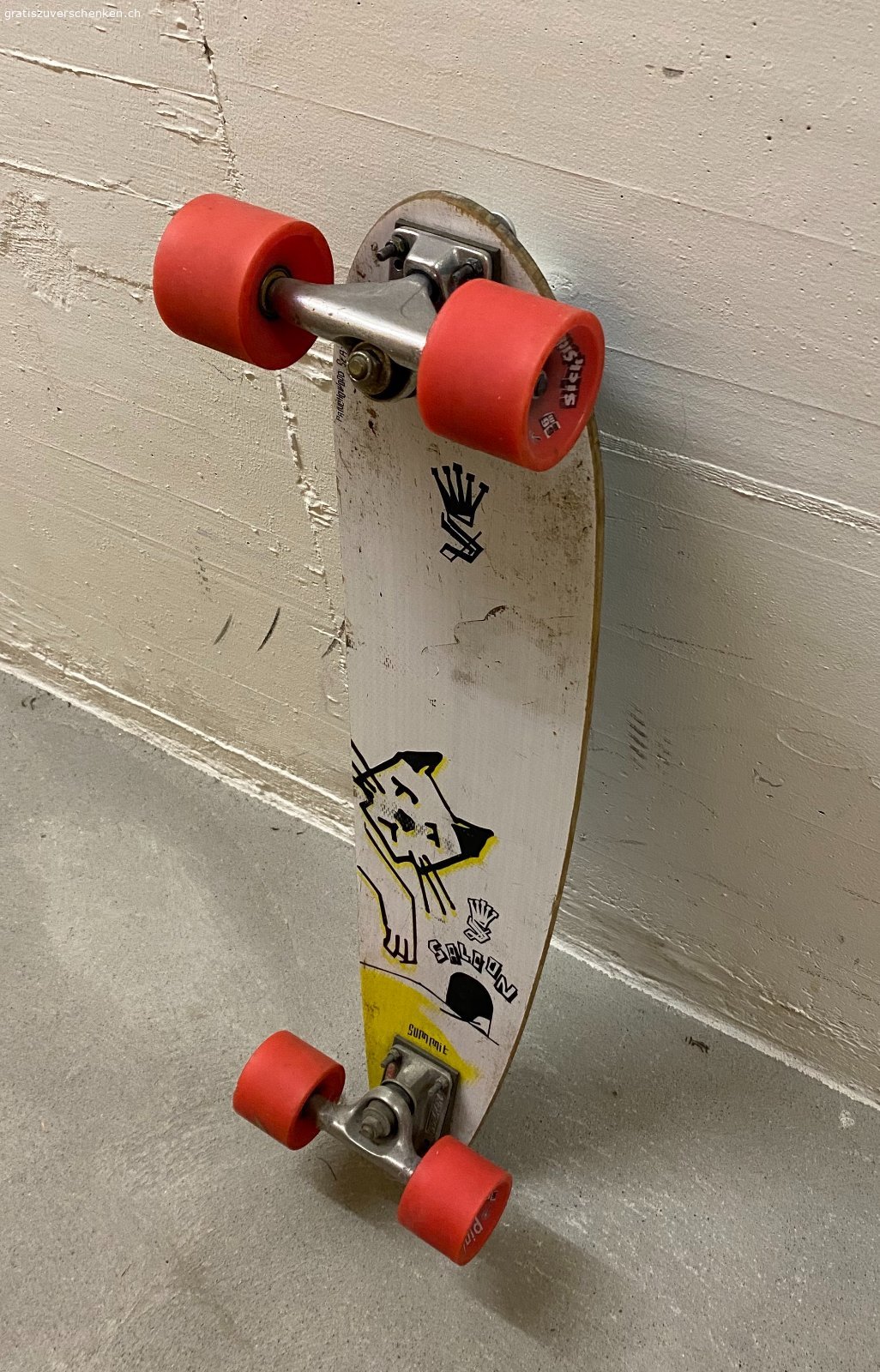 Slalom-Skateboard. Älteres, gebrauchtes Slalom-Skateboard von Summit mit entsprechenden Gebrauchsspuren. Gratis abzugeben an jemanden, der es noch nutzen möchte, Freude daran hat oder einzelne Teile gebrauchen kann.