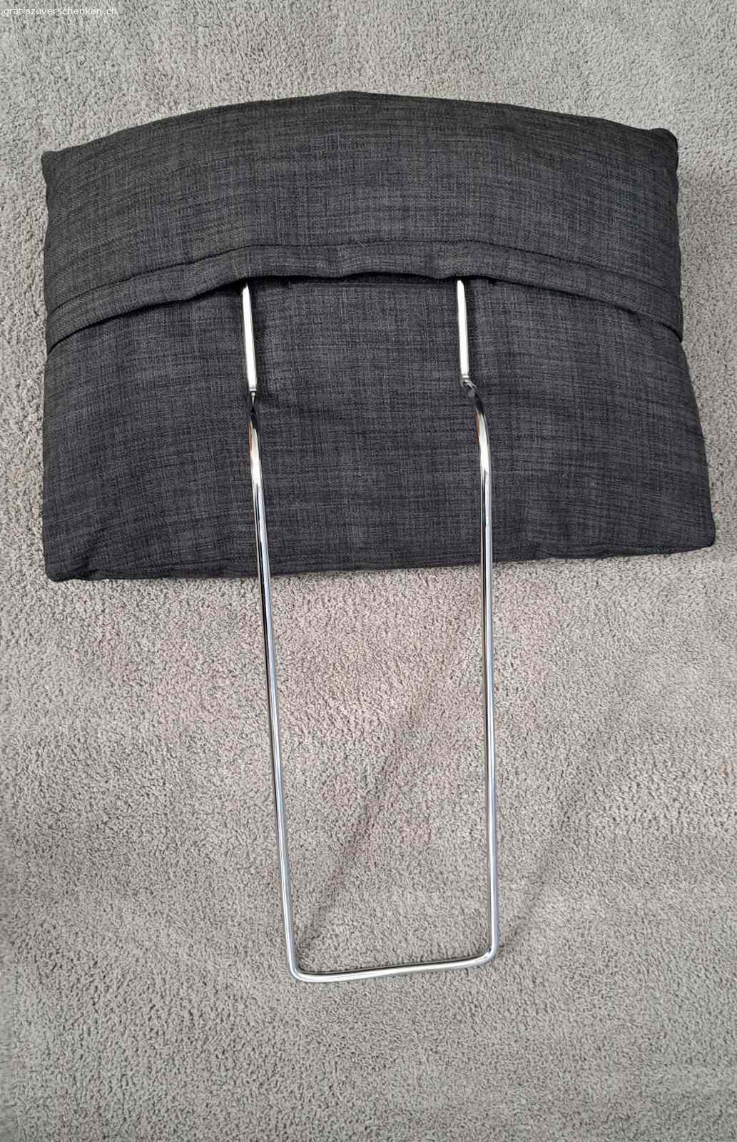 Sofa grau 2er Sitz. - B/H/T: 190cm x 90cm x 90cm
- Sitzhöhe: 45cm
- Sitzfläche: ca. 130cm x 60cm (Federkern)
- Farbe: anthrazit
- mit abnehmbarer Kopfstütze
- guter Zustand, keine Beschädigungen
- Gratis zum Abholen