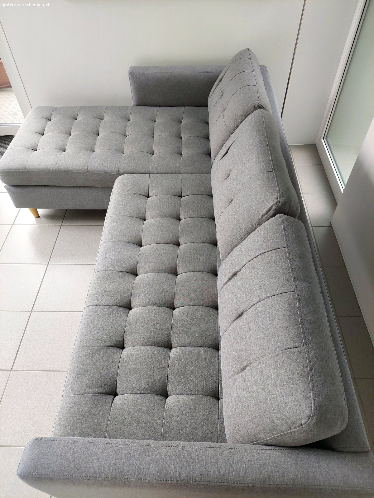 Sofa "Lomborg". Bezug waschbar, Kaufbeleg vorhanden, fleckenlos, wie auf Fotos (zwei unterschiedliche Grautöne). Muss in Niederwangen abgeholt werden.