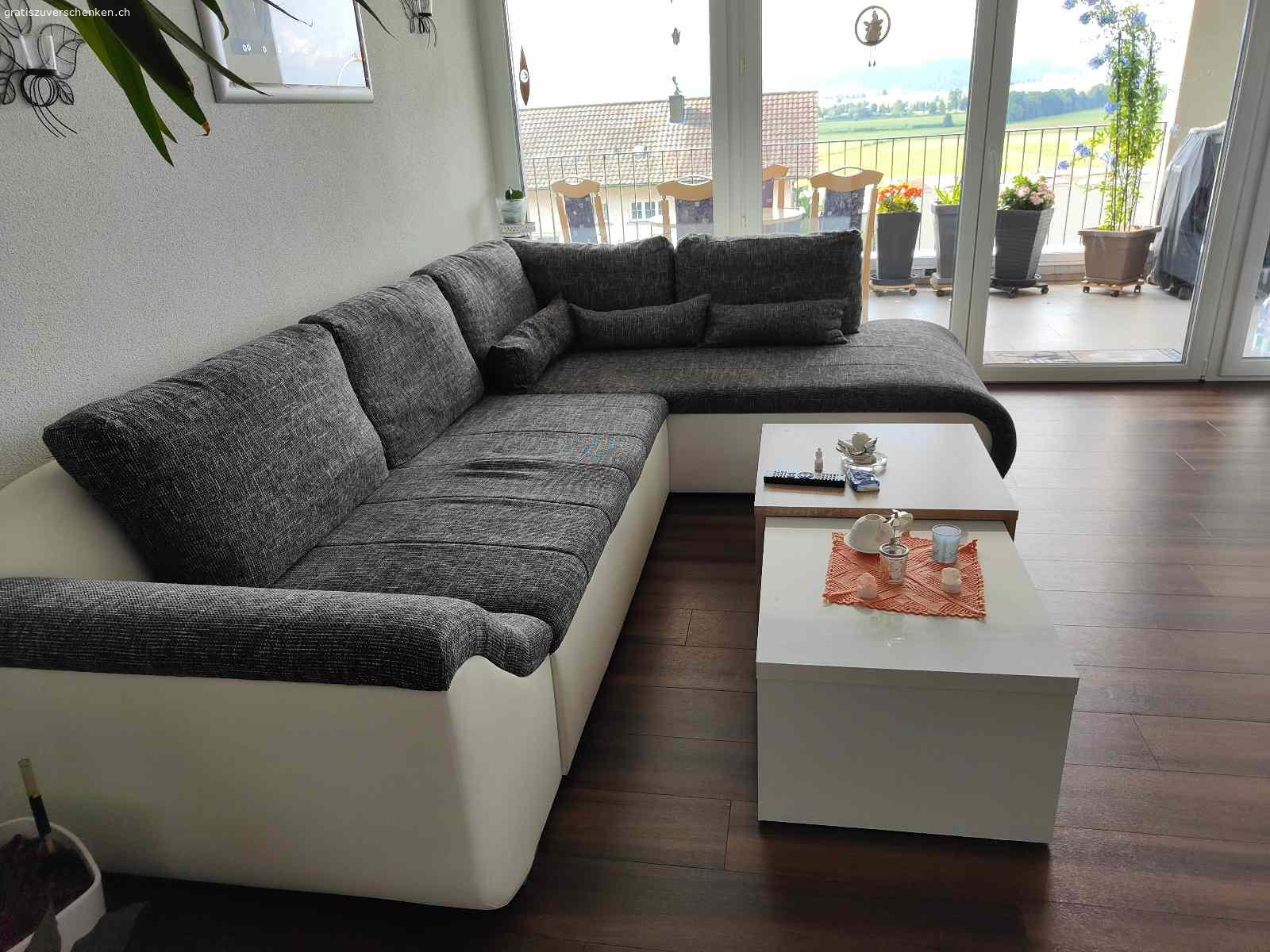 Sofa mit Bett Funktion und Salontisch. Wegen Umzug zu verschenken,das ganze ist 7 Jahre alt. Keine Tierhaltung muss abgeholt werden.