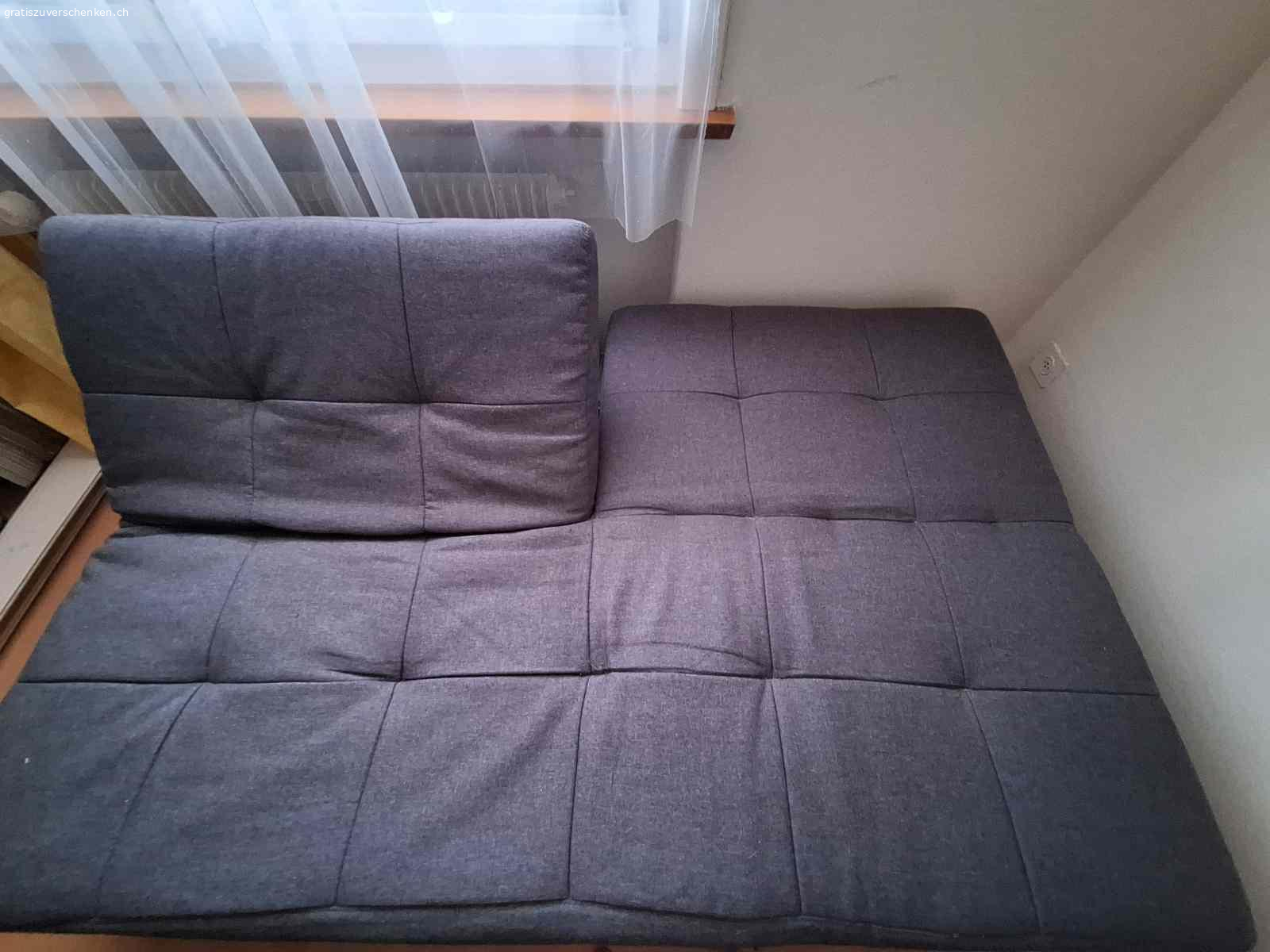 Sofa mit drei Funktionen. Zu verschenken, ein Sofa mit drei Funktionen

Das Sofa kann als Bett, Liegebett oder Sofa genutzt werden. 
Die Lehnenteile können individuell aufgeklappt oder heruntergeklappt werden,
Masse: 175x120 cm

Das Sofa muss abgeholt werden