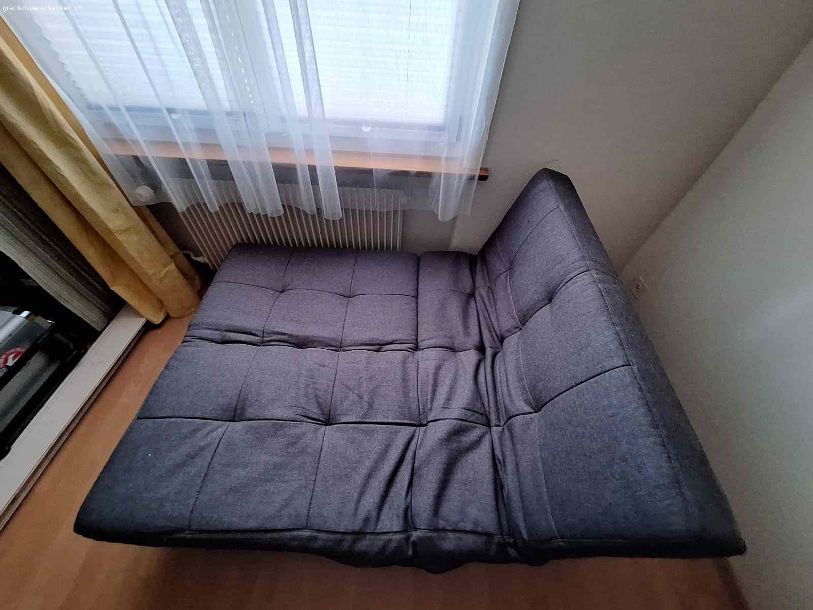 Sofa mit drei Funktionen. Zu verschenken, ein Sofa mit drei Funktionen

Das Sofa kann als Bett, Liegebett oder Sofa genutzt werden. 
Die Lehnenteile können individuell aufgeklappt oder heruntergeklappt werden,
Masse: 175x120 cm

Das Sofa muss abgeholt werden