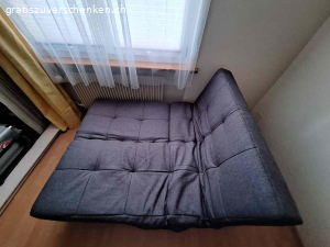 Sofa mit drei Funktionen. Zu verschenken, ein Sofa mit drei Funktionen

Das Sofa kann als Bett, Liegebett oder Sofa genutzt werden. 
Die Lehnenteile können individuell aufgeklappt oder heruntergeklappt werden,
Masse: 175x120 cm

Das Sofa muss abgeholt werden
