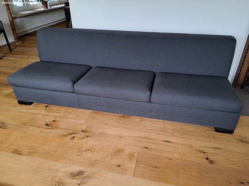 Sofa mit dunkelgrauem Stoffbezug