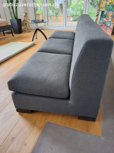 Sofa mit dunkelgrauem Stoffbezug