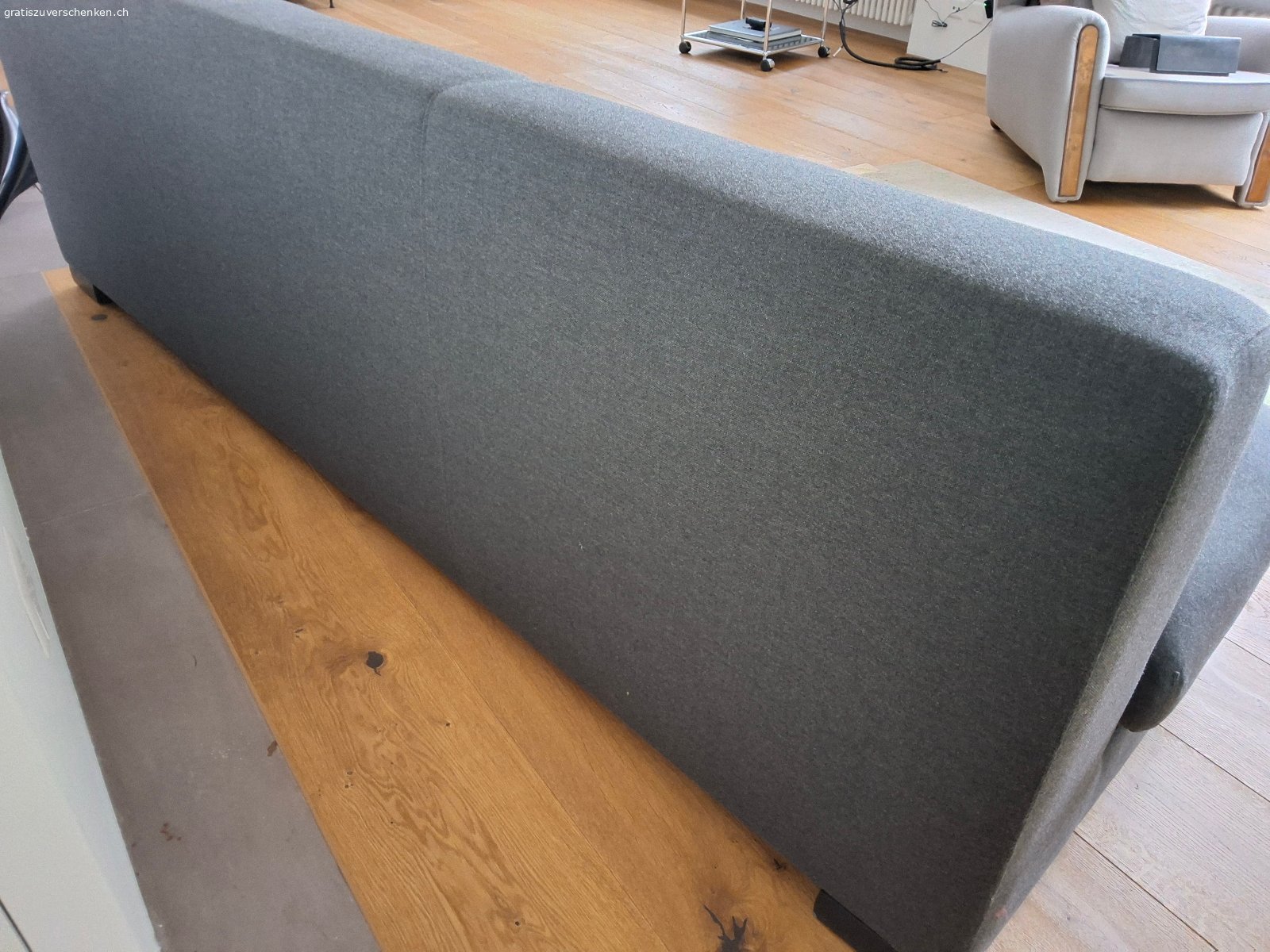 Sofa mit dunkelgrauem Stoffbezug. Sofa in gutem Zustand.
Breite: 238 cm, 
Höhe: 76 cm, 
Tiefe: 80 cm, 
Sitzhöhe: 42 cm, 
Sitztiefe: 55 cm.