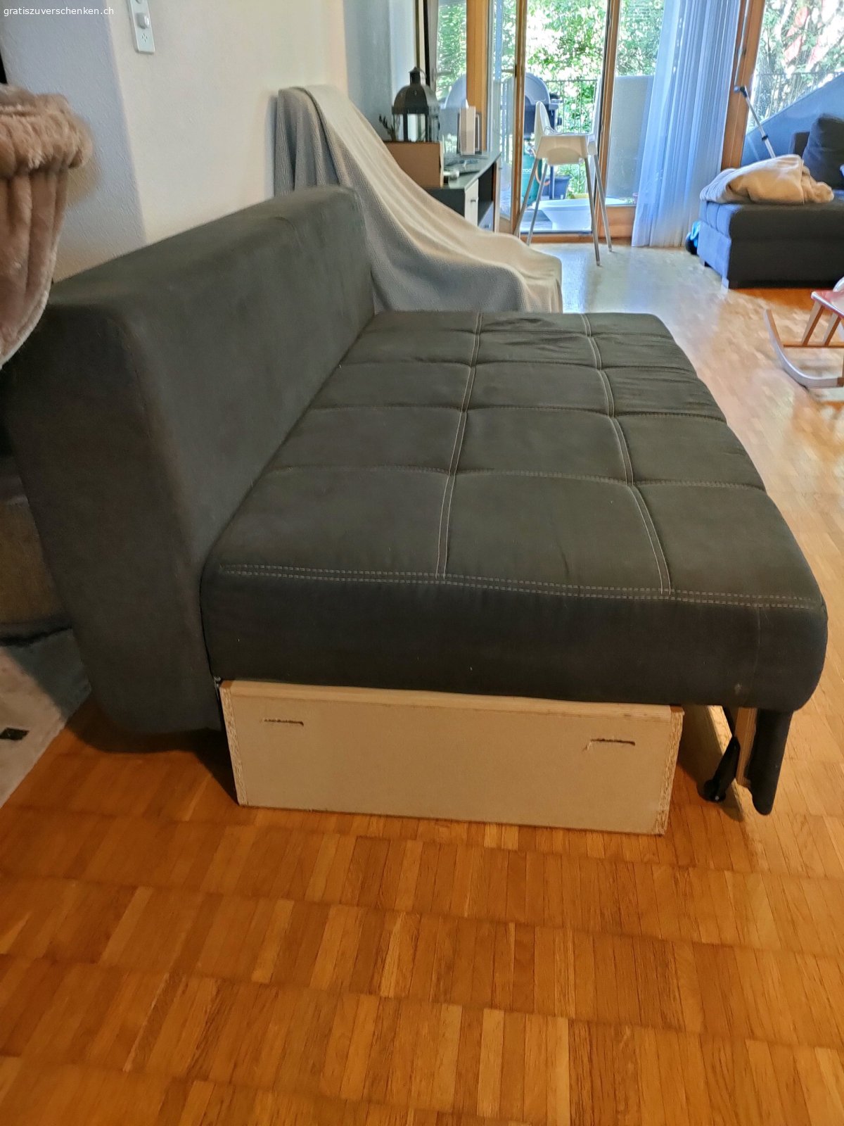 Sofa mit integrierter Box. Wegen Umzug abzugeben. Sofa mit integrierter Box. 
Grösse: L: 150cm, H: 75 cm, T: 100cm