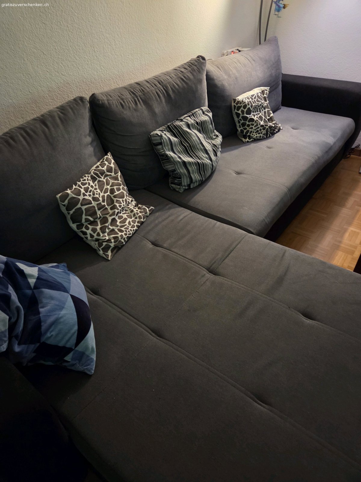 Sofa mit Liegeteil zu verschenken. Sofa umzugshalber abzugeben.passt nicht in neuer Wohnung.