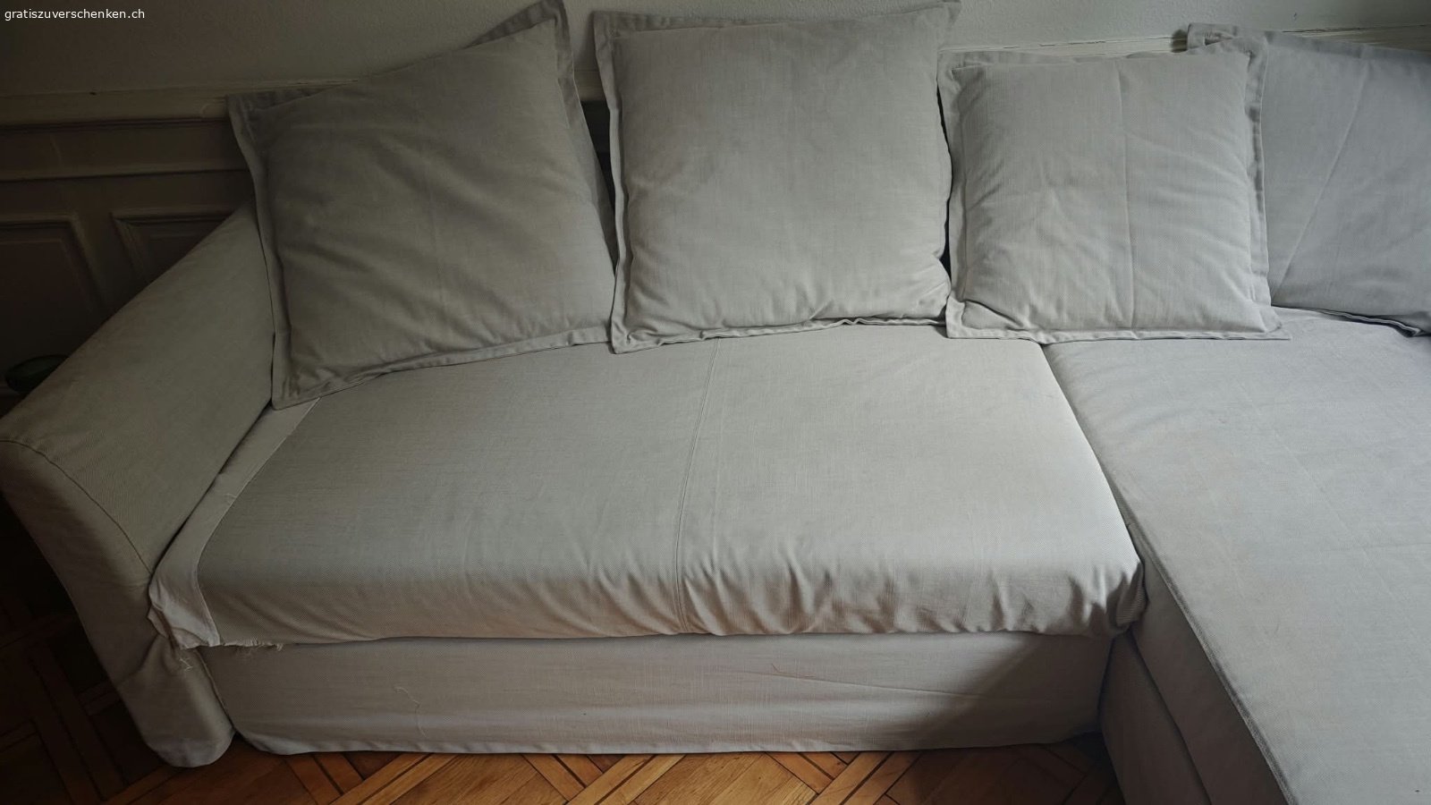 Sofa mit Schlaffunktion zu vergeben – ASAP!. Hallo,


Wir bieten ein Sofa mit praktischer Schlaffunktion an. Es hat zwar einige kleine Gebrauchsspuren, da wir versucht haben, Flecken zu entfernen, befindet sich aber dennoch in einem guten Zustand.
Sehe Photo an der Seite und unten den Kissen es ist etwas geneht.
2,40m x 1,52m