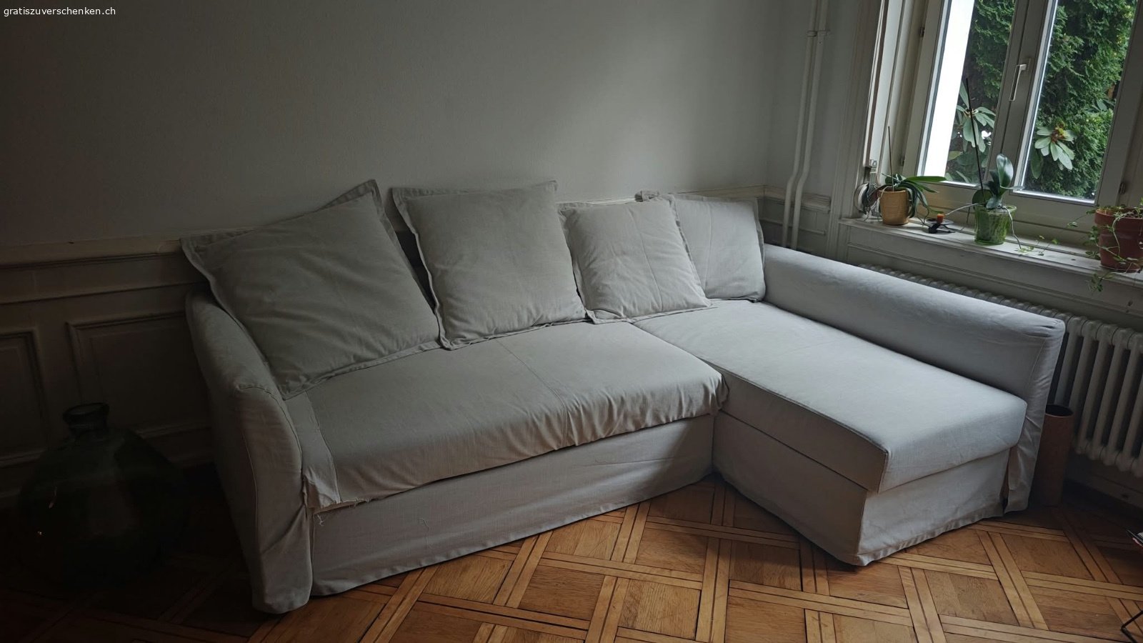 Sofa mit Schlaffunktion zu vergeben – ASAP!. Hallo,


Wir bieten ein Sofa mit praktischer Schlaffunktion an. Es hat zwar einige kleine Gebrauchsspuren, da wir versucht haben, Flecken zu entfernen, befindet sich aber dennoch in einem guten Zustand.
Sehe Photo an der Seite und unten den Kissen es ist etwas geneht.
2,40m x 1,52m