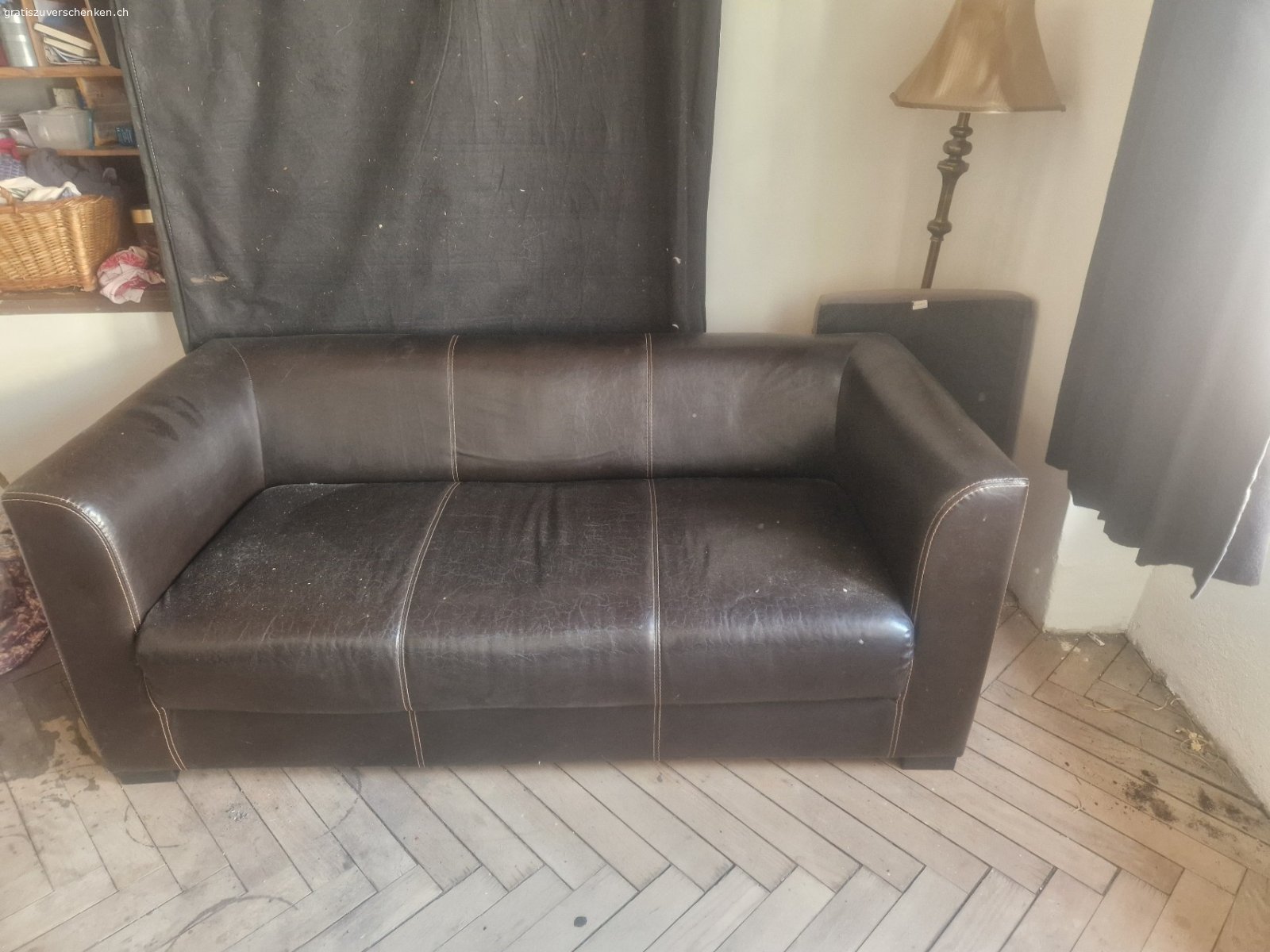 sofa und 2 sessel. robust mit gebrauchsspuren guter zustand
standen in meinem atelier
kann evtl auch bringen