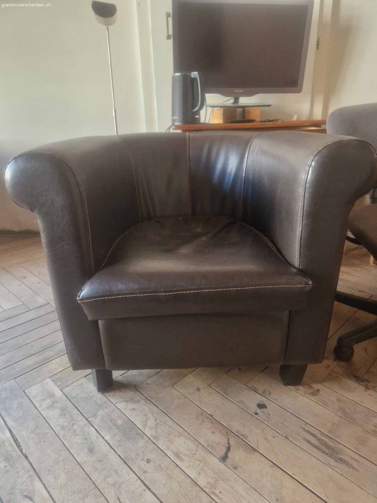 sofa und 2 sessel. robust mit gebrauchsspuren guter zustand
standen in meinem atelier
kann evtl auch bringen