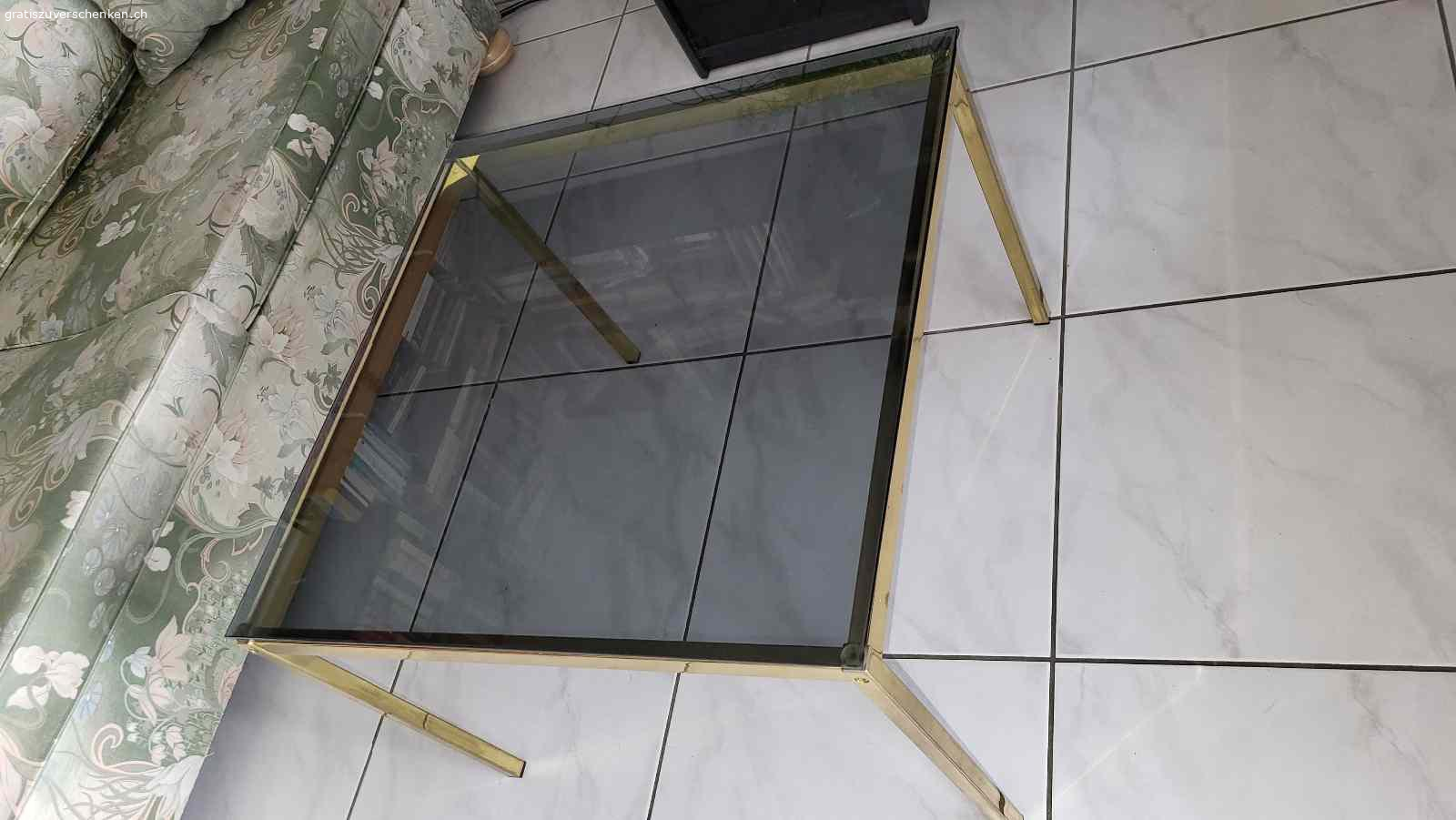 Sofa und Tischchen. Bequemes Sofa, 2m lang und 70 cm tief, mit Kissen, waschbar
quadratischer Glastisch, 65 x 65cm