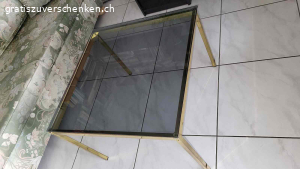 Sofa und Tischchen. Bequemes Sofa, 2m lang und 70 cm tief, mit Kissen, waschbar
quadratischer Glastisch, 65 x 65cm