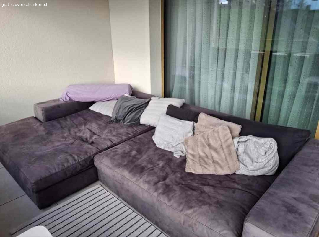 Sofa zu verschenken. Blaues Sofa zu verschenken.  Aktuell steht es im Wintergarten. 

Höhe = 30cm
Tiefe = 115cm
Länge= 280cm
Tiefe lange seite = 160cm