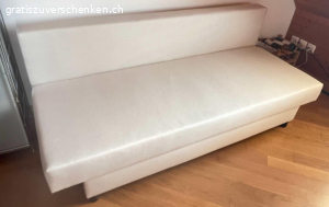 Sofa. Farbe: beige, Überzug: offwite
Masse:
190x80x74cm (lxbxh)
Lehne: 35cm hoch, 14,5cm dick
Sitzfläche: 190x66x14,5cm (lxbxh)
Box für Decke und Kissen:
160x60x17cm (lxbxh)
Liegefläche: 190x127x 14,5cm (lxbxh)

Wird mit Überzug und 3 grossen Kissen abgegeben. 

Kein Versand, muss abgeholt werden!