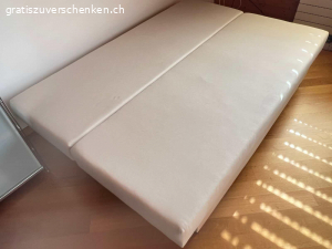 Sofa. Farbe: beige, Überzug: offwite
Masse:
190x80x74cm (lxbxh)
Lehne: 35cm hoch, 14,5cm dick
Sitzfläche: 190x66x14,5cm (lxbxh)
Box für Decke und Kissen:
160x60x17cm (lxbxh)
Liegefläche: 190x127x 14,5cm (lxbxh)

Wird mit Überzug und 3 grossen Kissen abgegeben. 

Kein Versand, muss abgeholt werden!