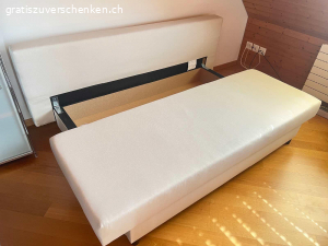 Sofa. Farbe: beige, Überzug: offwite
Masse:
190x80x74cm (lxbxh)
Lehne: 35cm hoch, 14,5cm dick
Sitzfläche: 190x66x14,5cm (lxbxh)
Box für Decke und Kissen:
160x60x17cm (lxbxh)
Liegefläche: 190x127x 14,5cm (lxbxh)

Wird mit Überzug und 3 grossen Kissen abgegeben. 

Kein Versand, muss abgeholt werden!