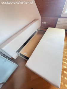 Sofa. Farbe: beige, Überzug: offwite
Masse:
190x80x74cm (lxbxh)
Lehne: 35cm hoch, 14,5cm dick
Sitzfläche: 190x66x14,5cm (lxbxh)
Box für Decke und Kissen:
160x60x17cm (lxbxh)
Liegefläche: 190x127x 14,5cm (lxbxh)

Wird mit Überzug und 3 grossen Kissen abgegeben. 

Kein Versand, muss abgeholt werden!