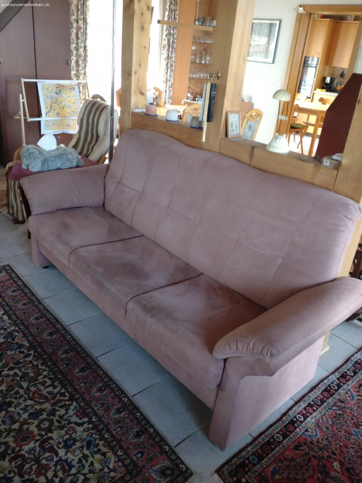 Sofa. Altrosa Sofa. Mit Alcantara bezogen. Perfekt für Katzenbesitzer. Unsere Katze hasste dieses Sofa so sehr, dass sie einen grossen Bogen darum machte. Nicht einmal daran gekratzt hat sie.