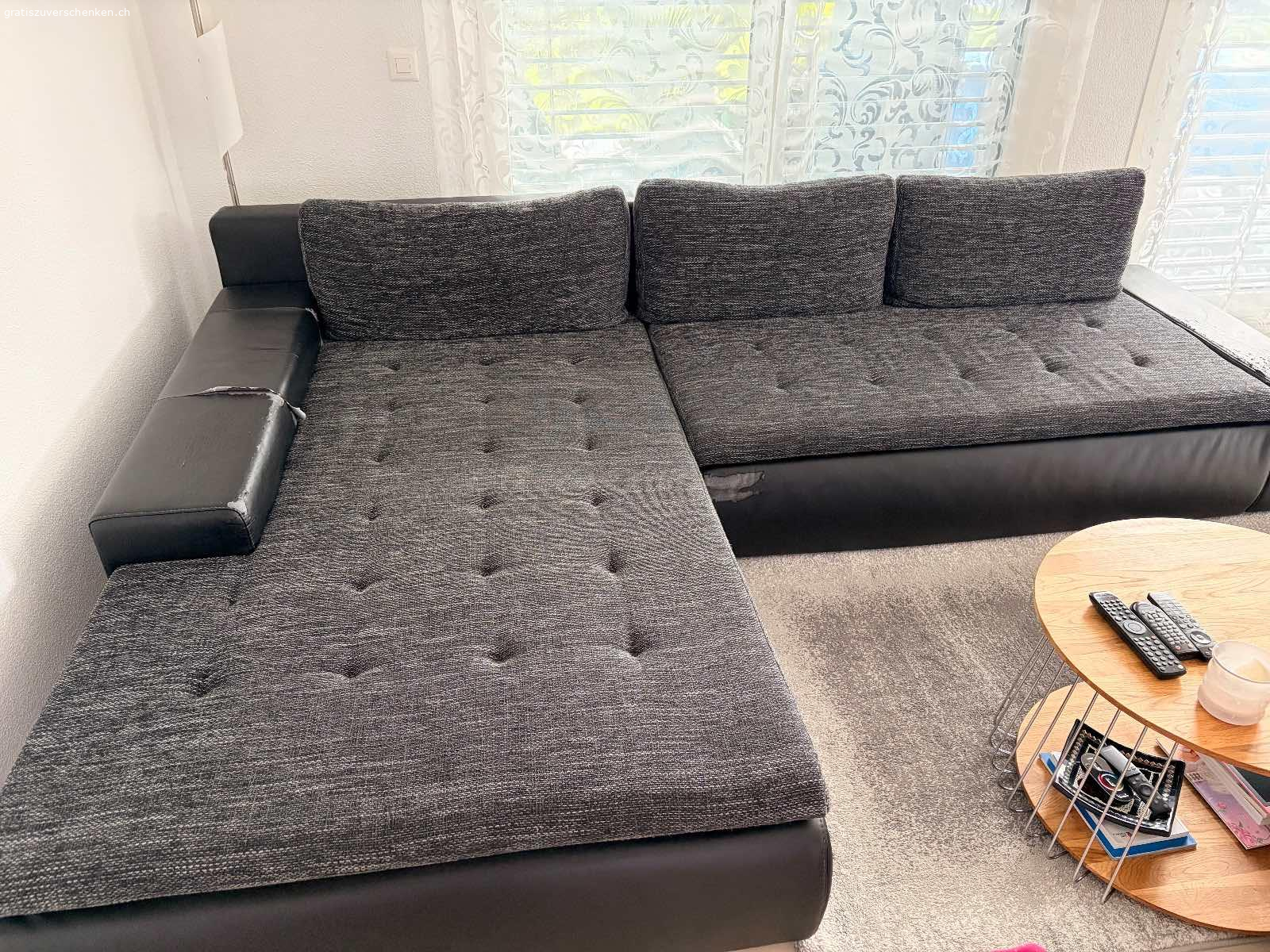 Sofa. Sofa Stoff/Kunstleder zum verschenken
Sofa noch einwandfrei, nur das Kunstleder löst sich und blättert ab, siehe Fotos

Länge: 3m
Breite: 1m
Höhe: 39cm

Schenkellänge: 2.10m
Breite: 1.18m

Kann auch in Liegefunktion geöffnet werden

Abholung nach Vereinbarung