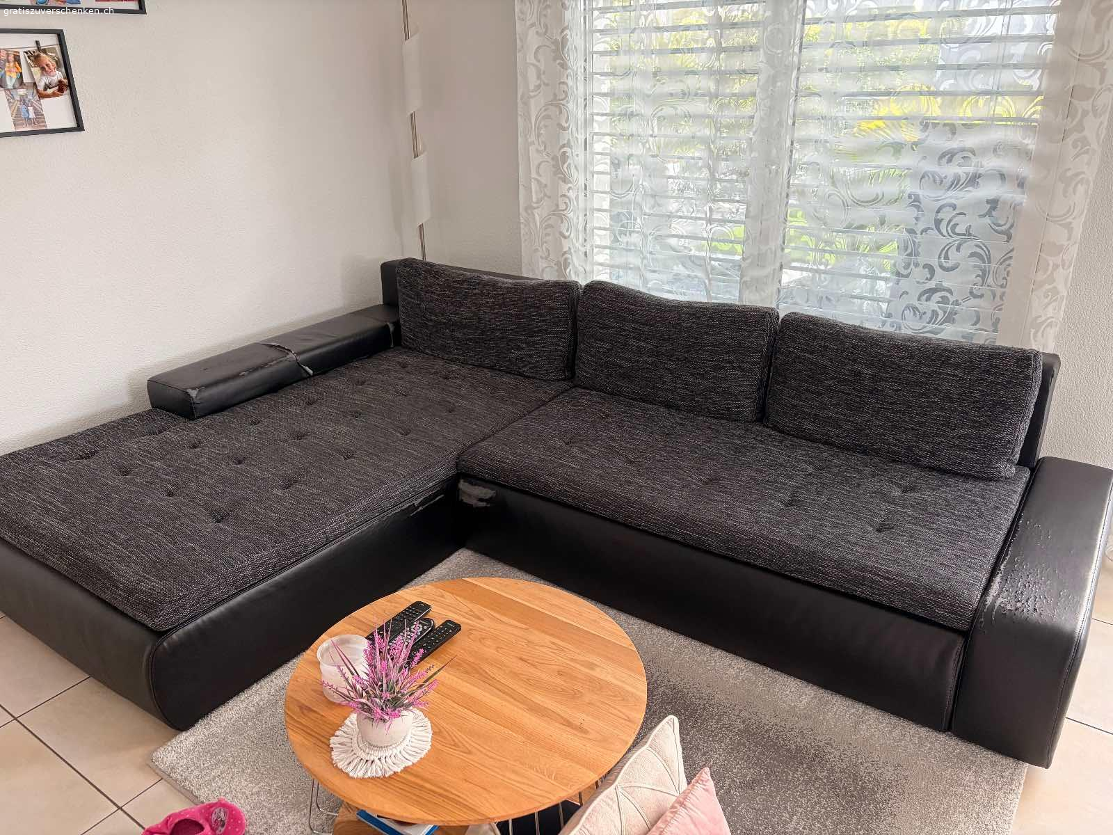 Sofa. Sofa Stoff/Kunstleder zum verschenken
Sofa noch einwandfrei, nur das Kunstleder löst sich und blättert ab, siehe Fotos

Länge: 3m
Breite: 1m
Höhe: 39cm

Schenkellänge: 2.10m
Breite: 1.18m

Kann auch in Liegefunktion geöffnet werden

Abholung nach Vereinbarung