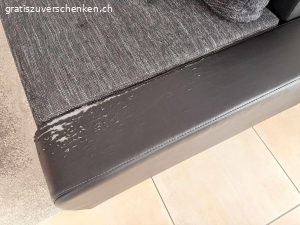 Sofa. Sofa Stoff/Kunstleder zum verschenken
Sofa noch einwandfrei, nur das Kunstleder löst sich und blättert ab, siehe Fotos

Länge: 3m
Breite: 1m
Höhe: 39cm

Schenkellänge: 2.10m
Breite: 1.18m

Kann auch in Liegefunktion geöffnet werden

Abholung nach Vereinbarung