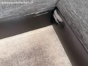 Sofa. Sofa Stoff/Kunstleder zum verschenken
Sofa noch einwandfrei, nur das Kunstleder löst sich und blättert ab, siehe Fotos

Länge: 3m
Breite: 1m
Höhe: 39cm

Schenkellänge: 2.10m
Breite: 1.18m

Kann auch in Liegefunktion geöffnet werden

Abholung nach Vereinbarung