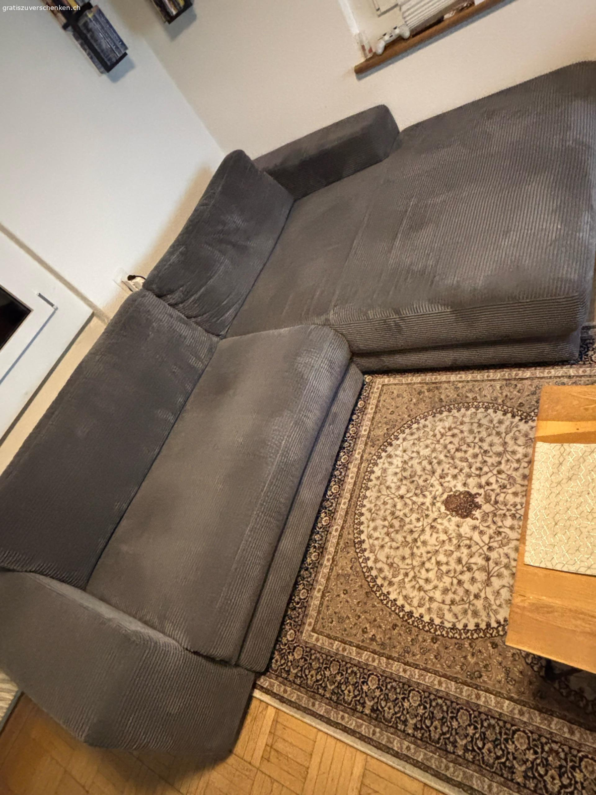 Sofa. Gut erhaltenes Sofa 
2 jährig 
Mit elektrischer Liegefunktion 
Masse 
Länge 190cm  
Breite Liegeteil 130cm 
Gesamtbreite 270
Tiefe Sitzteil 105cm 
abzuholen in Wangen an der Aare