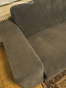 Sofa. Gut erhaltenes Sofa 
2 jährig 
Mit elektrischer Liegefunktion 
Masse 
Länge 190cm  
Breite Liegeteil 130cm 
Gesamtbreite 270
Tiefe Sitzteil 105cm 
abzuholen in Wangen an der Aare