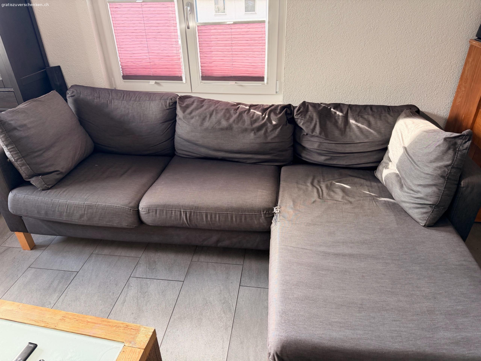 Sofa. Sofa gebraucht, sehr bequem, Anzüge separat abnehmbar und können in der Waschmaschine gereinigt werden
Siehe Beschädigung!
Abholung in Oberdiessbach.