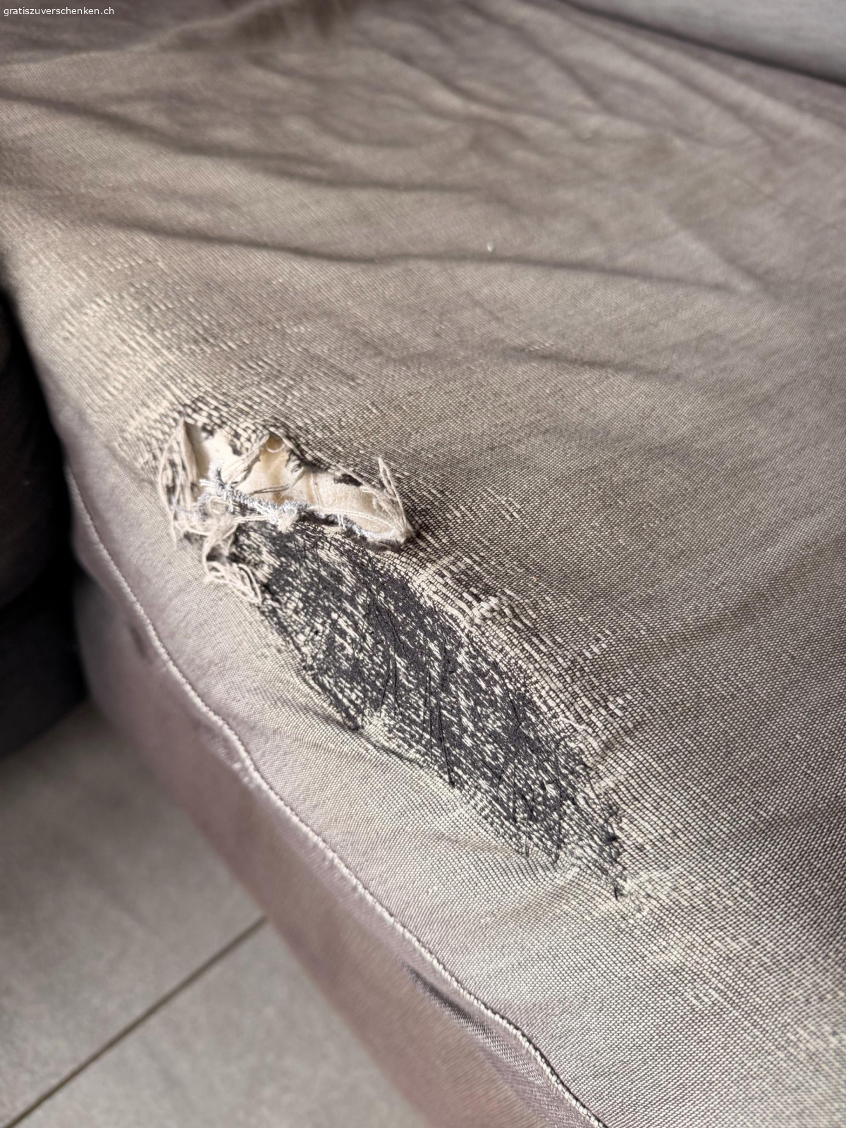 Sofa. Sofa gebraucht, sehr bequem, Anzüge separat abnehmbar und können in der Waschmaschine gereinigt werden
Siehe Beschädigung!
Abholung in Oberdiessbach.