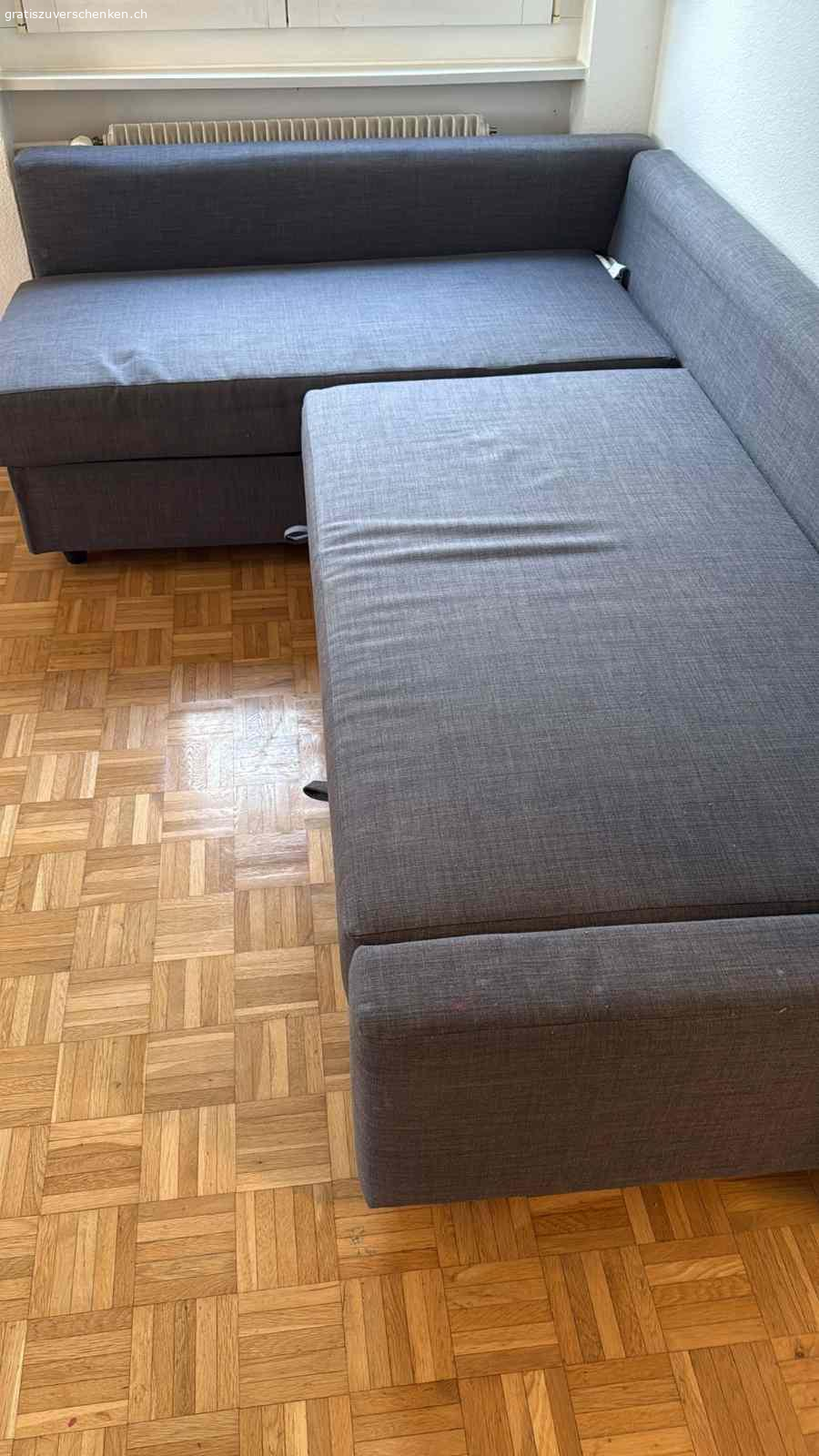 Sofa. Ein Sofa ist zu verschenken.
Bedingung: Selbst abholen.