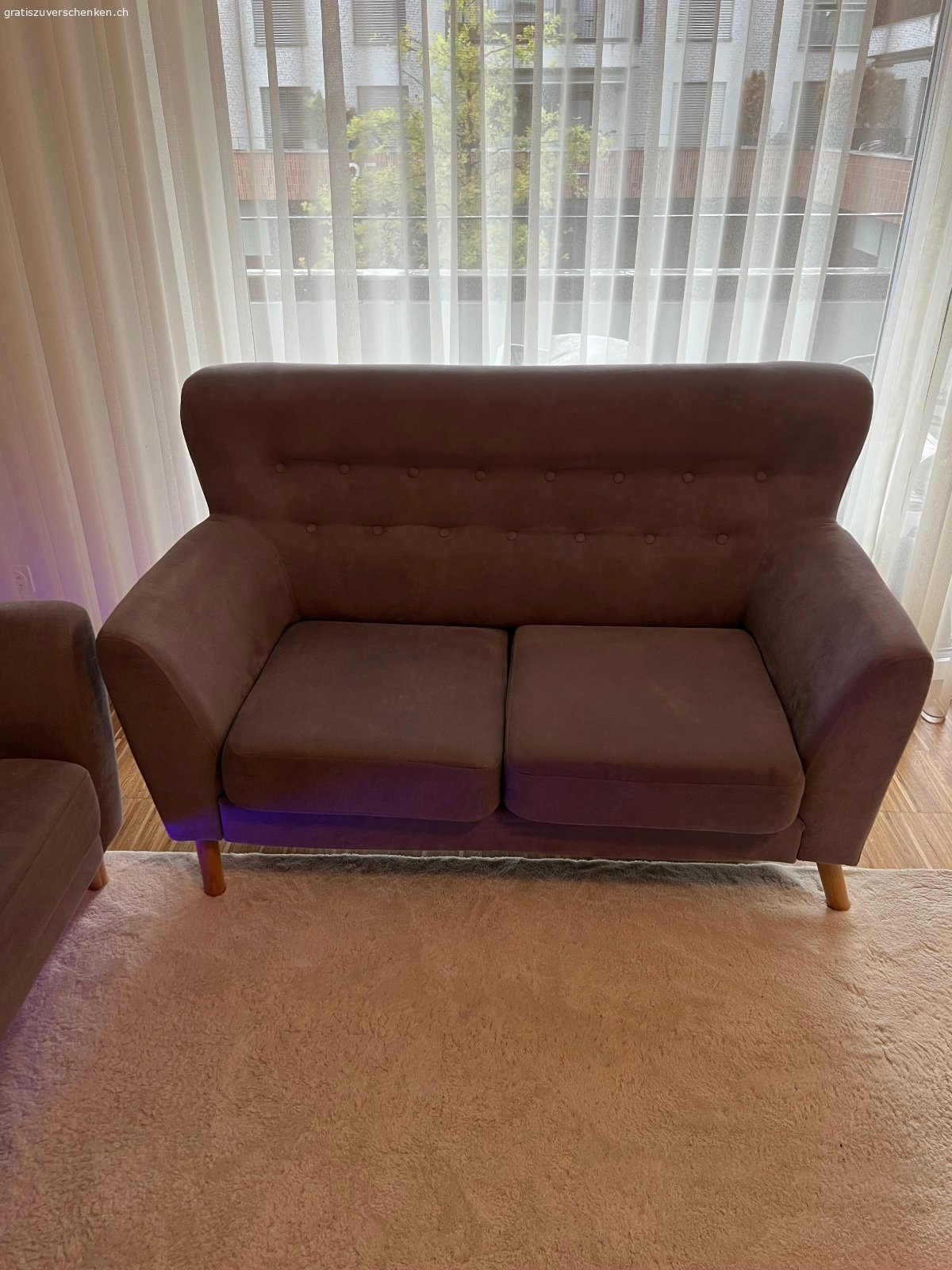 Sofagarnitur 3-2-1. Sofagarnitur 3-2-1 gratis abzugeben – nur Selbstabholung

Wir geben unsere komplette graue Sofagarnitur kostenlos ab. Sie besteht aus einem 3er-Sofa, einem 2er-Sofa und einem Sessel. Die Garnitur ist gebraucht, aber weiterhin gut nutzbar. Zustand und Gebrauchsspuren sind auf den Fotos ersichtlich.

Masse:

* 3er-Sofa: ca. 200 × 85 cm
* 2er-Sofa: ca. 150 × 85 cm
* Sessel: ca. 90 × 85 cm

Die Sofas haben einen grauen Stoffbezug, Holzfüsse und herausnehmbare Sitzkissen.

Preis: GRATIS
Nur Selbstabholung. Transport und Tragen müssen von der abholenden Person organisiert werden.

Bevorzugt wird die komplette Garnitur zusammen abgegeben.

Bei Interesse gerne Nachricht senden.