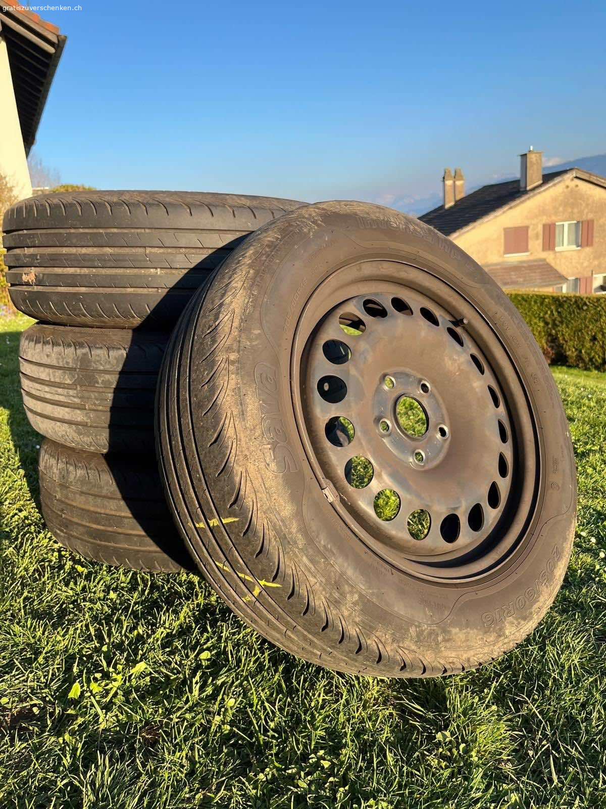 Sommerräder. Noch gute, brauchbare Sommerreifen mit Stahlfelgen, Profil mind. 5mm
205/60R16
Sava
Wegen Fahrzeugwechsel abzugeben.

Kein Versand, nur Abholung