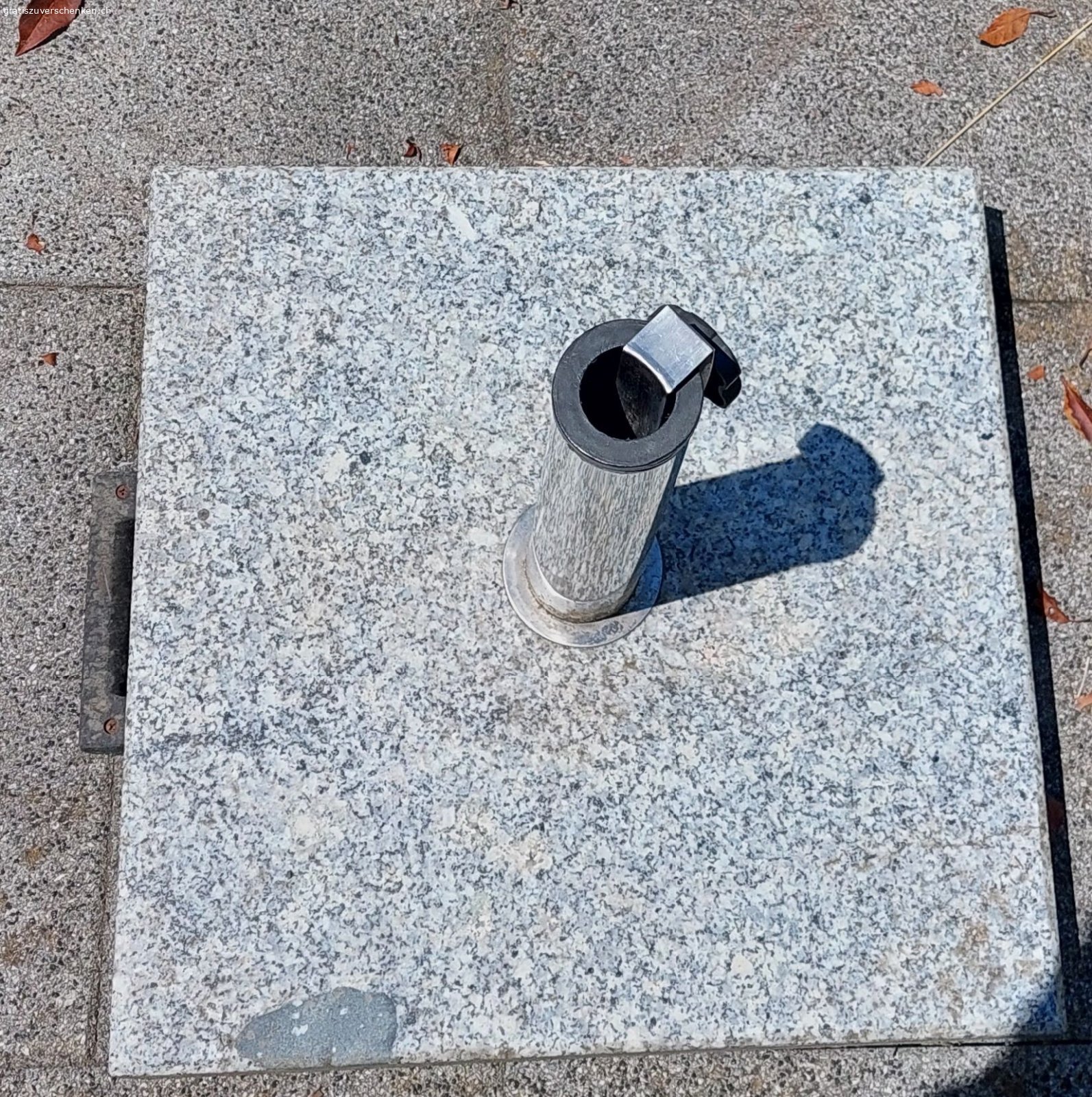 Sonnenschirm-Ständer Granit. Grösse  45x45x39cm
mit Rollen und Griff. 


Guter Zustand, Abnutzungen vorhanden. 

Muss abgeholt werden.