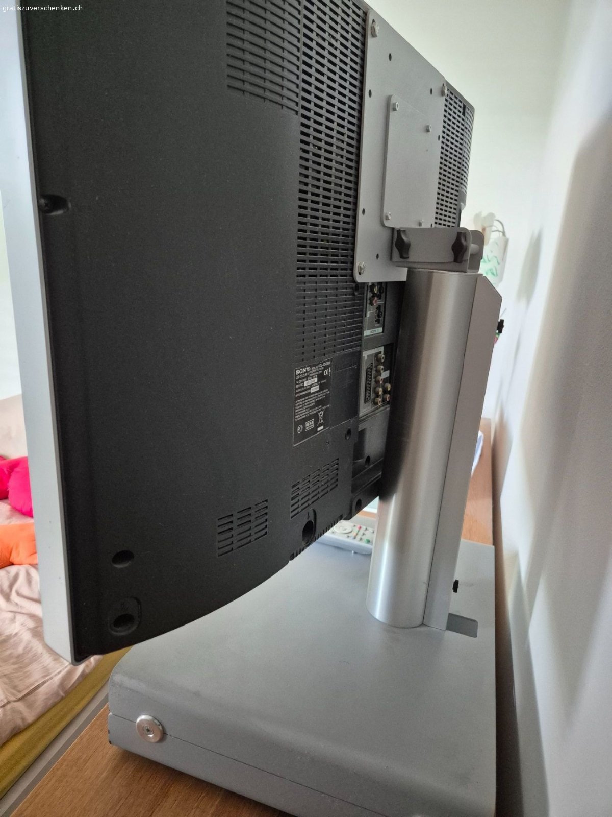 Sony Bravia Fernseher. Sony Bravia Fernseher mit Ständer

Masse:
H 53cm
B 78.5cm
Höhe mit Ständer 78 cm