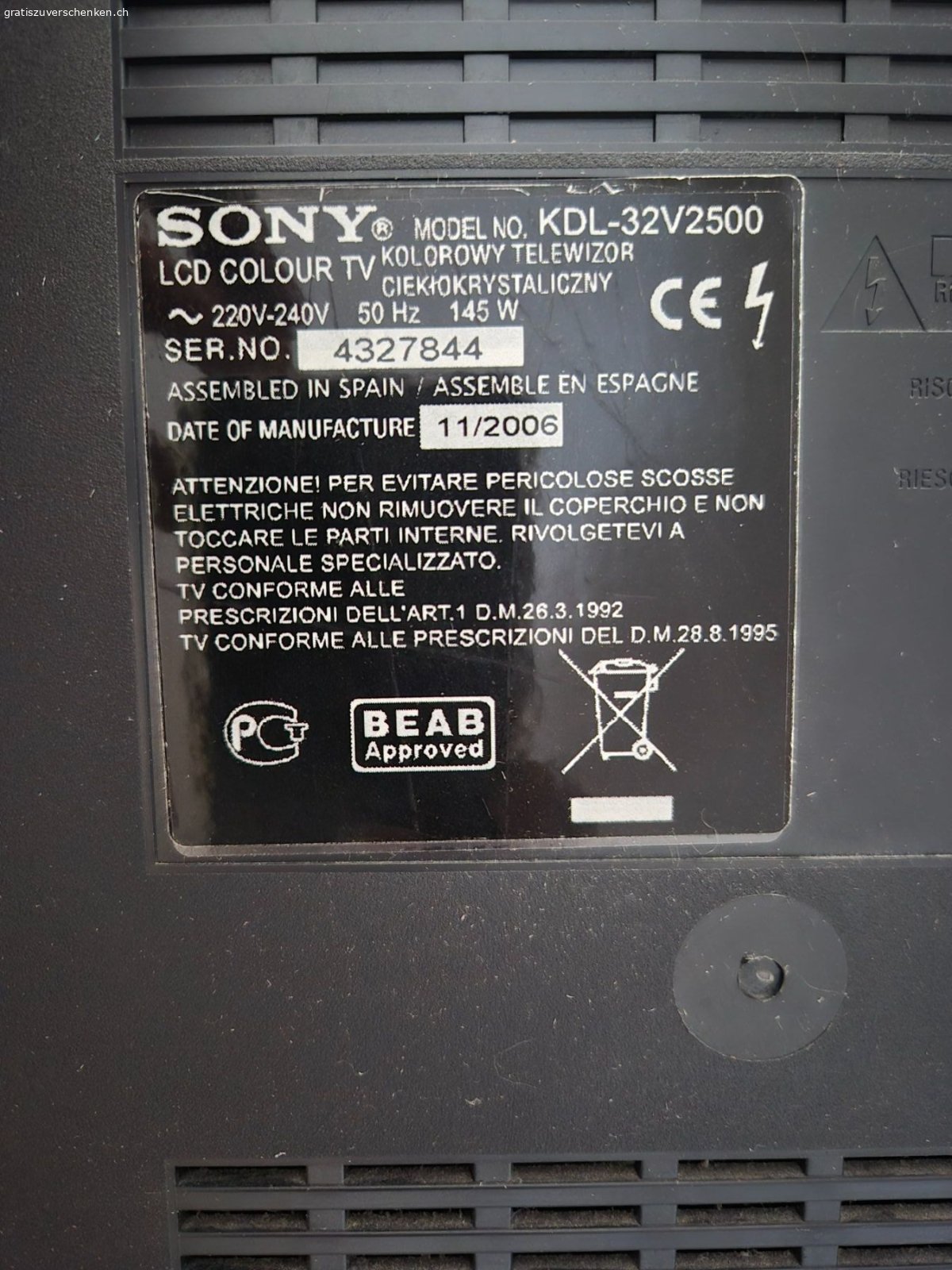 Sony Bravia Fernseher. Sony Bravia Fernseher mit Ständer

Masse:
H 53cm
B 78.5cm
Höhe mit Ständer 78 cm