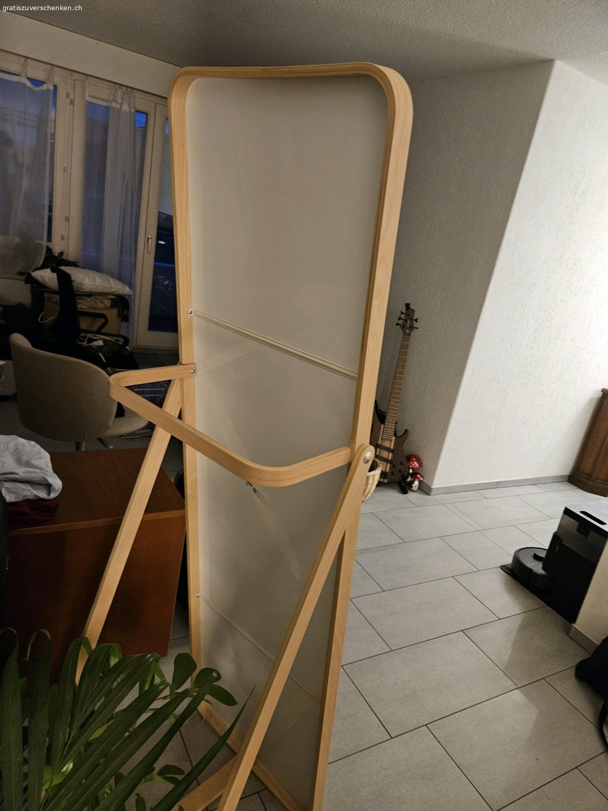 Spiegel mit hellem Holzrahmen. Neuwertiger Spiegel