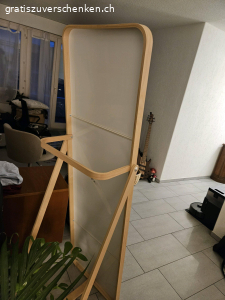 Spiegel mit hellem Holzrahmen