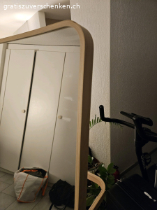 Spiegel mit hellem Holzrahmen