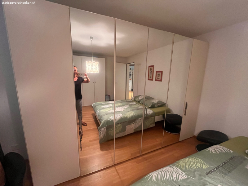 Spiegelschrank