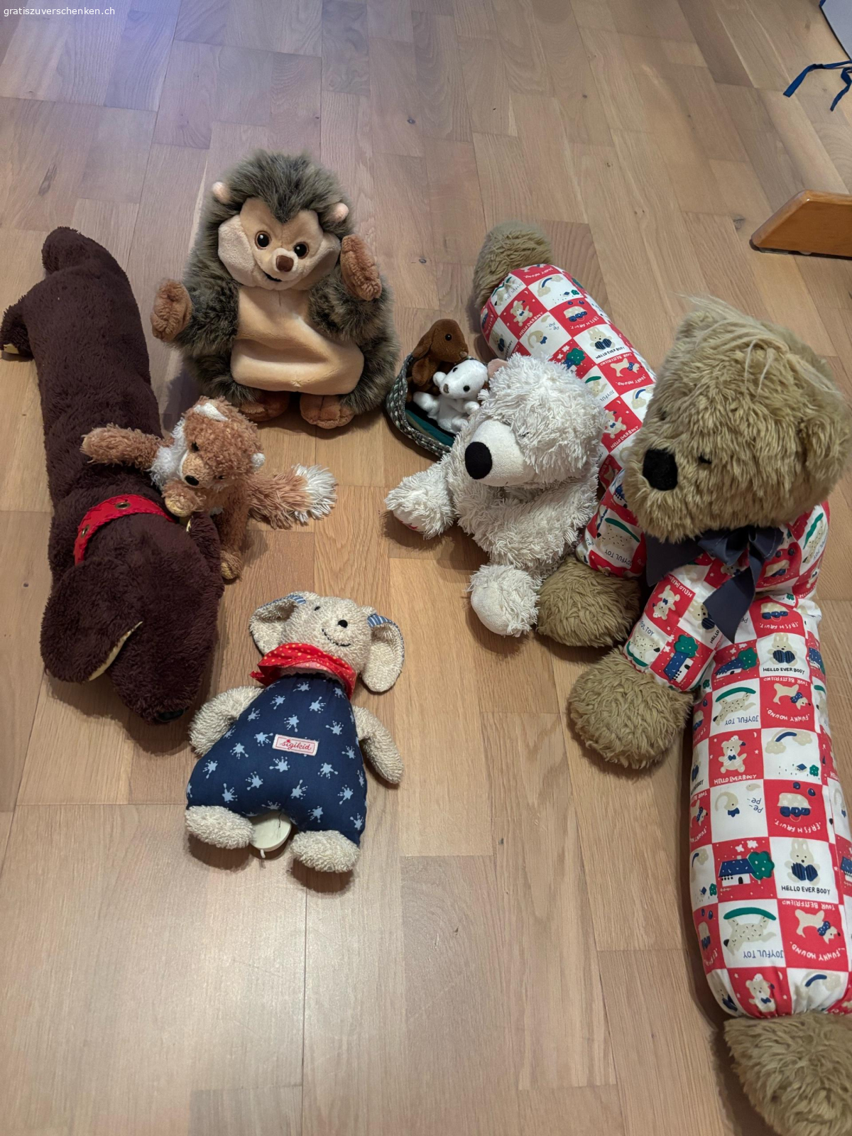 Spieltiere zum verschenken. verschiedene Spieltiere zu verschenken:
2. Bild: mit Aufziehfunktion
3. Bild: „Finger“tiere
4. Bild: Zugluftbär