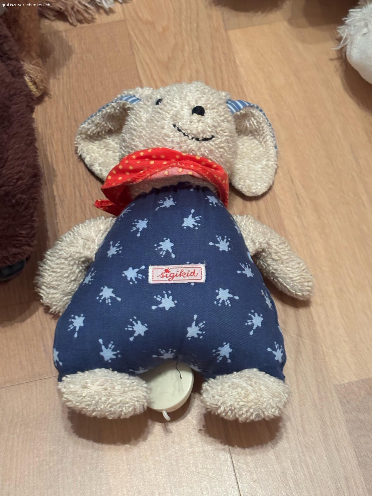 Spieltiere zum verschenken. verschiedene Spieltiere zu verschenken:
2. Bild: mit Aufziehfunktion
3. Bild: „Finger“tiere
4. Bild: Zugluftbär