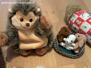 Spieltiere zum verschenken. verschiedene Spieltiere zu verschenken:
2. Bild: mit Aufziehfunktion
3. Bild: „Finger“tiere
4. Bild: Zugluftbär
