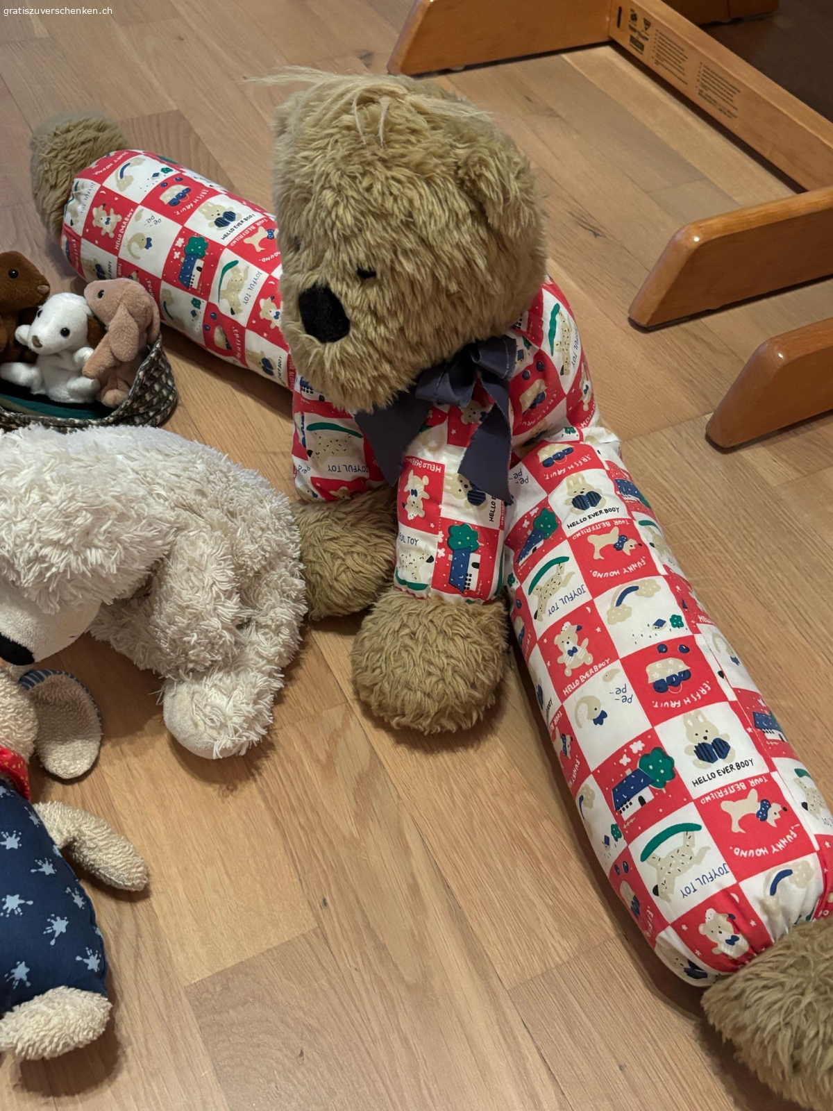 Spieltiere zum verschenken. verschiedene Spieltiere zu verschenken:
2. Bild: mit Aufziehfunktion
3. Bild: „Finger“tiere
4. Bild: Zugluftbär