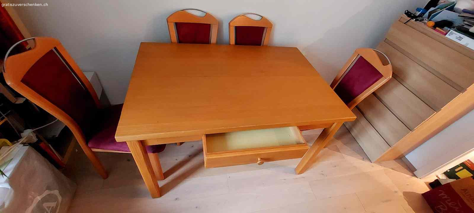 Stabiler Holztisch zu verschenken. Gratis abzugeben: stabiler Holztisch mit Schublade und 4 Stühlen: Gebrauchsspuren vorhanden.
Masse Tisch: 120 x 79cm Höhe: 75cm.
Schublade: 51 x 49cm.
Muss in Ermatingen abgeholt werden. Bei Interesse gerne melden.