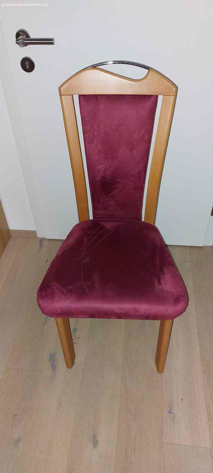 Stabiler Holztisch zu verschenken. Gratis abzugeben: stabiler Holztisch mit Schublade und 4 Stühlen: Gebrauchsspuren vorhanden.
Masse Tisch: 120 x 79cm Höhe: 75cm.
Schublade: 51 x 49cm.
Muss in Ermatingen abgeholt werden. Bei Interesse gerne melden.